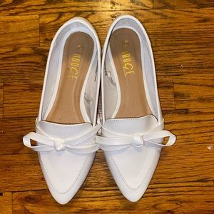 White point toe flats with bow